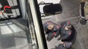 Napoli, pusher consegna droga a infermiere: «Sto alla Rianimazione ma nessuno apre»
