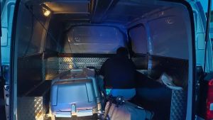 Quattro ragazzi in festa sul carro funebre, alla guida il figlio del titolare dell’impresa: denunciato per guida in stato di ebbrezza