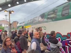 Sciopero treni, caos a Milano: passeggeri bloccati e carrozze prese d’assalto
