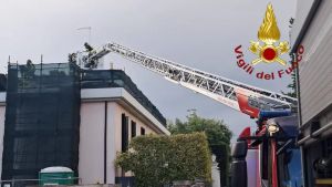 Brucia il tetto del condominio, due famiglie evacuate a Treviso