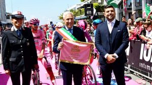 Il verde delle pinete e l’azzurro del mare. Il Giro d’Italia arriva in Toscana: tutto pronto per la crono Viareggio-Massa