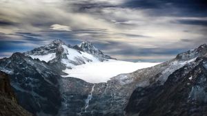 La lenta agonia dei ghiacciai lombardi: l’Adamello ha perso 12 milioni di metri cubi d’acqua nel 2025