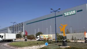 Teva annuncia il licenziamento di 500 lavoratori, il 20% della forza lavoro. “Non è crisi, ma calcolo finanziario”
