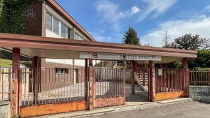 I capelli tirati, la rissa e l’intervento: ecco i retroscena dell’aggressione al prof del Bernocchi