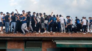 Festa scudetto Inter, decine di tifosi sui tetti delle scuderie. Il Centro ippico protesta: “Gravi rischi per loro e per i cavalli”