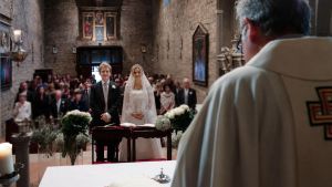 Non solo i matrimoni in chiesa. Crollano battesimi, comunioni e cresime: è la crisi dei riti religiosi
