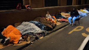 Dormire sul marciapiede per un permesso: odissea alla caserma Fadini tra cartoni, bagarini e sacchi a pelo