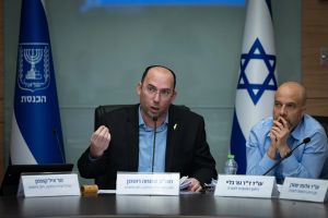 Coalition renews bill aimed at making it harder to indict senior officials, including PM