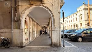 Chioggia vieta il fumo anche sotto i portici. Multe fino a 500 euro, è ammesso svapare