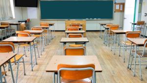 Sant'Antimo, urla, offese e aggressioni fisiche sui bambini della primaria: sospesa insegnante di 55 anni