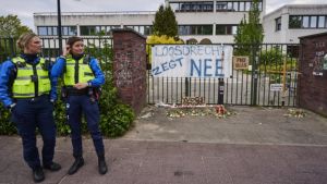 Kabinet belooft gemeenten bijstand en maatwerk bij opvang asielzoekers, en veroordeelt geweld tegen azc’s