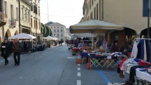 Semina il panico in profumeria, vetri ovunque e clienti in fuga