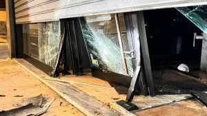 Con l’auto-ariete sfondano la vetrina dell’oreficeria: colpo da film e ladri in fuga dopo aver razziato la Saci Gioielli