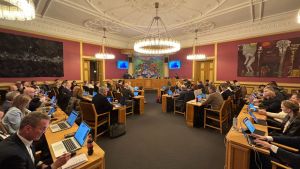 Færre stoler i kommunestyret gjør avstanden til innbyggerne større