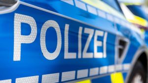 Wohnhaus mit Gartenschlauch unter Wasser gesetzt