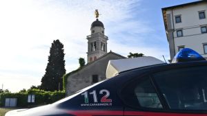 Fermato per un controllo dai carabinieri, guidava senza patente e in auto aveva una barra d’acciaio di 90 centimetri: denunciato