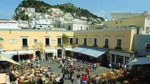 Capri, il sindaco vince la battaglia della Piazzetta. Il Tar: i locali restino aperti a turno anche d'inverno