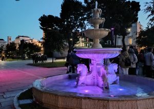 World Ibd Day, la fontana dei Quattro cavalli si illumina di viola