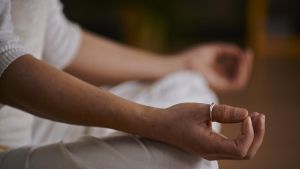 Meditazione e salute, cosa succede dopo 7 giorni. La biologia del benessere: “Ecco come cambiano corpo e cervello”