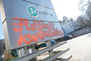 Mafiamethoden beim DFB: Maulkorb für Fußballfans