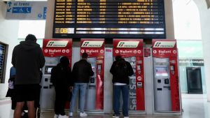 Lavori sulla Trieste-Venezia: viaggiatori confusi tra bus sostitutivi e partenze anticipate
