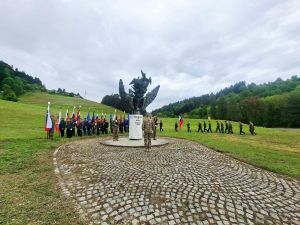 (ČRTICE IZPOD PECE) Pokopano upanje o premostitvi razkola v eri primitivizma in prostaštva