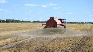 Bruselas propone modificar la PAC para ofrecer compensaciones a los agricultores afectados por el alza de los fertilizantes