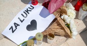 Razrednica čvrsto držala majicu maturanata dok se opraštala od Luke Milovca: 'Sokole moj, poleti visoko i čuvaj nas sve odozgo'
