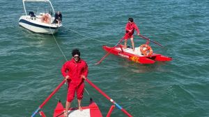 Barca in avaria a Lignano, i bagnini a remi salvano l’imbarcazione e il suo capitano