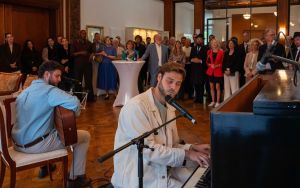 In Berlin, ex-captive Alon Ohel plays piano in appreciation of support