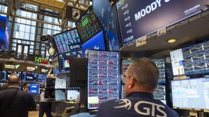 Tipo de los bonos y pantallas en rojo en Wall Street