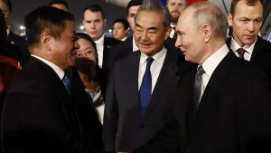 Putin llega a Pekín para escenificar sus lazos de acero con China tras la visita de Trump