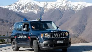 Furti fuori da un locale, cinque denunciati per lo strappo di collanine