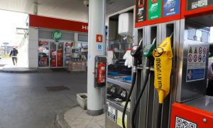 V Sloveniji cene goriva gor, na Hrvaškem dol