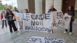 Il gruppo ’No 5G’ di Vezzano. Protesta in trasferta a Spezia contro l’ennesima antenna