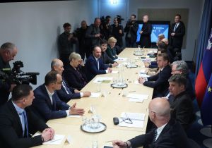 (POGLED) Kolumna Karle Zajc Berzelak: Kocka je padla