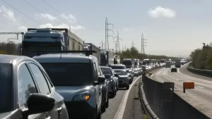 Autostrada A1 paralizzata: camion si intraversa dopo incidente. Tratto chiuso per un’ora