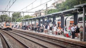 La línea orbital ferroviaria gana una nueva estación en Sitges en un día