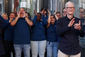 Apple grandmaster Tim Cook is playing 3D chess with AI