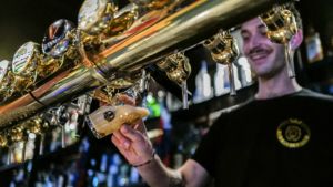 In wijnland Frankrijk vloeit nu meer bier. Bij snelle hap is een glas wijn geen optie