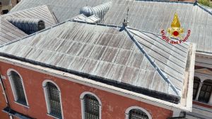 Venezia, droni dei Vigili del fuoco alla Scuola Grande di San Rocco: il video