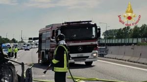Incidente sulla A4, auto tampona un tir e prende fuoco: una vittima