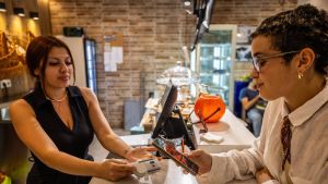 “Solo en efectivo y con tarjeta”: el despliegue de Bizum Pay genera desconocimiento y desconfianza en los comercios