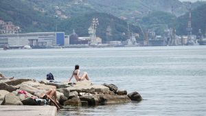 La Spezia, muore a 23 anni dopo tuffo in acqua. Malore fatale, tragedia sulla spiaggia di Cadimare