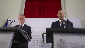 Los acuerdos entre el Gobierno y la Generalitat en 7 claves: trenes, catalán y Mossos