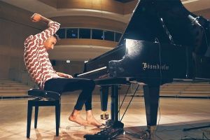 Pianist stuns by using every part of his piano to perform ‘Africa’ by Toto