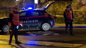 Sequestro e torture per un debito da riscuotere, ma era l’uomo sbagliato. Ore di paura, un arresto e sette indagati
