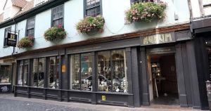 Sophisticated distraction thief stole £6,000 diamond jewellery from shop