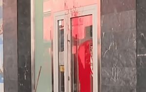 Otkriven identitet muškaraca koji su bacili farbu na izlog radnje i pisali ‘4S’