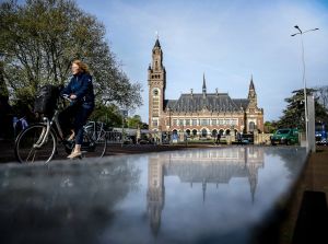 De vragen die het Vredescafé in den haag oproept